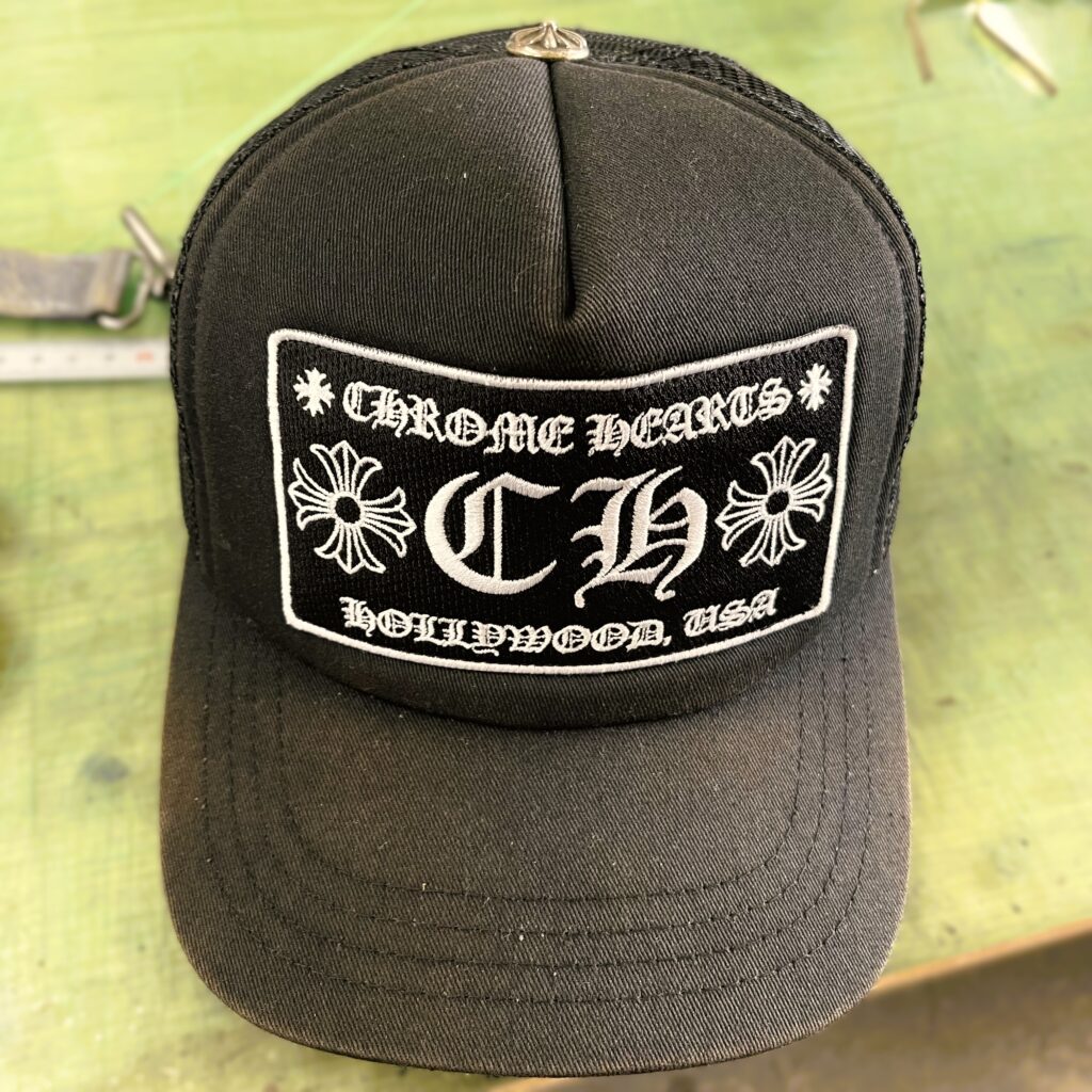 色あせてグレー化したクロムハーツキャップの修理前の状態(Chrome Hearts cap 色落ち)