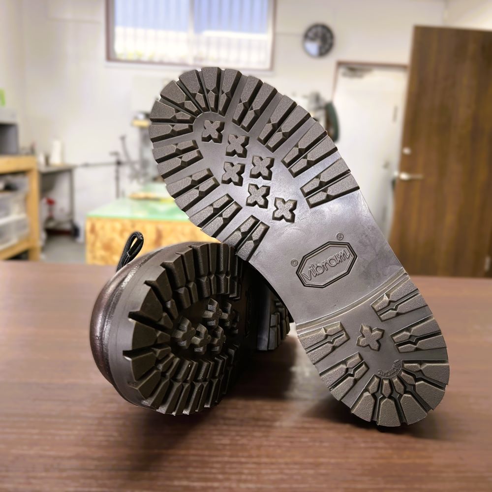 ドクターマーチン（Dr. Martens）3ホール オールソール交換後 ビブラム1136ソールとすべり革修理の仕上がり
