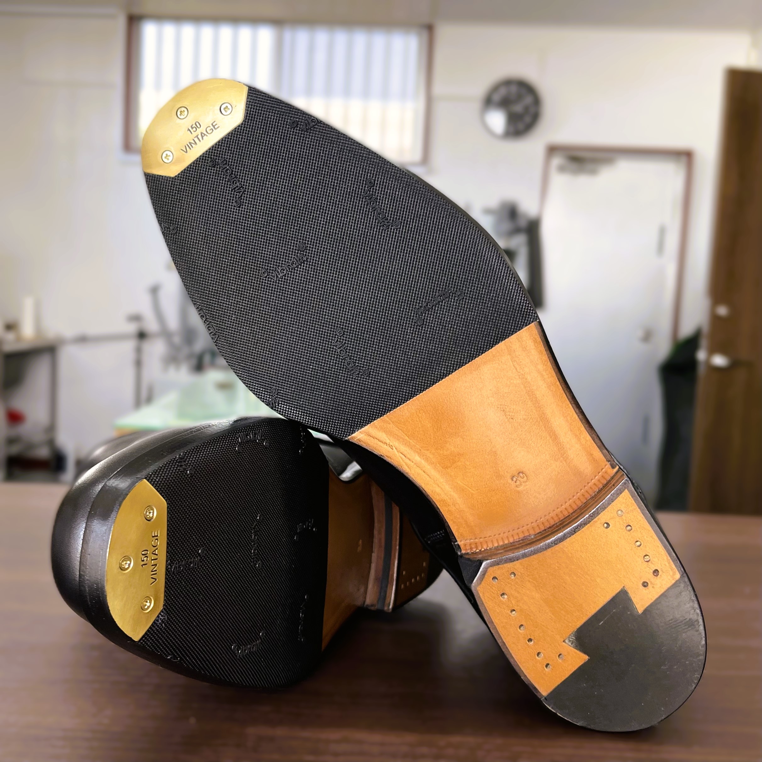 フラテッリジャコメッティのレザーソールにハーフラバー補強とトゥスチールを施工した修理事例