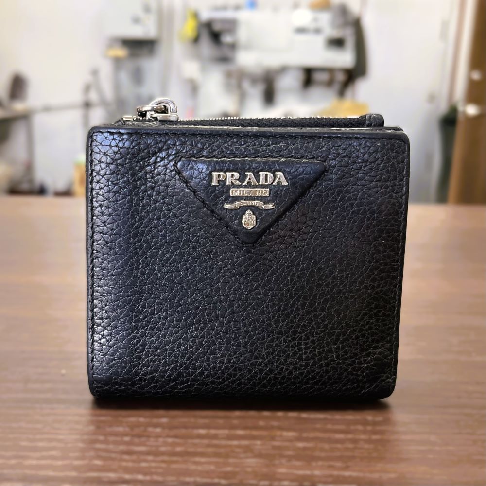 PRADA財布の劣化したコバを除去して再塗装した修理事例