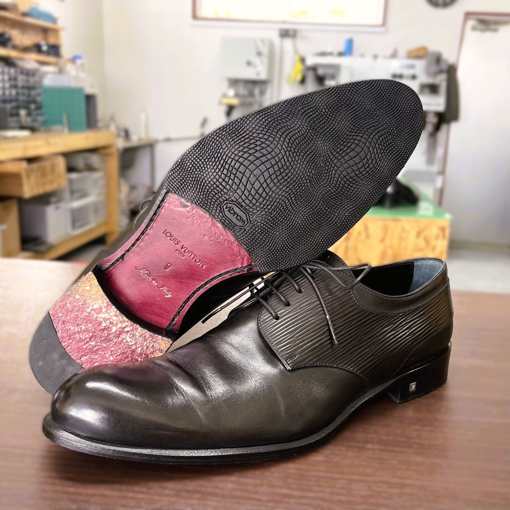 Louis Vuittonの革靴を加水分解したソールからVibramハーフソールへ交換した修理事例