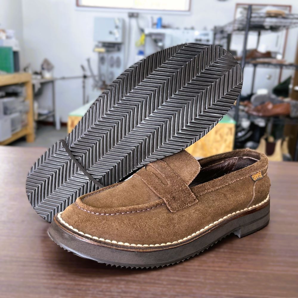 CAMPER（カンペール）スエードローファーのオールソール交換修理